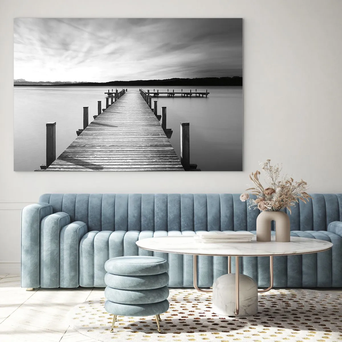 Obraz na szkle - Drewniany pomost prowadzący w dal po spokojnym jeziorze - 70x50cm - U wodopoju – spokoju - Nowoczesna dekoracja ścienna do salonu i sypialni ARTTOR