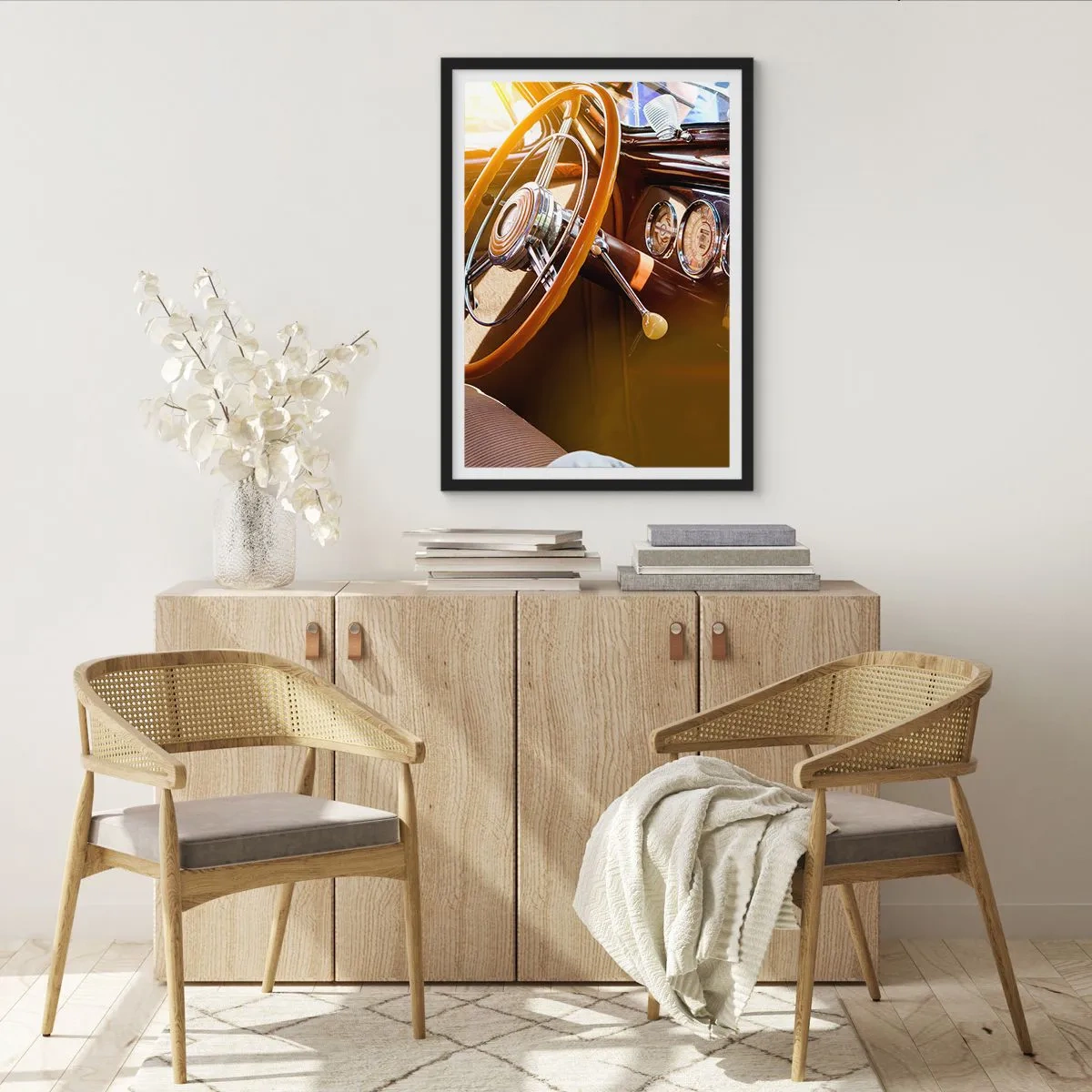Plakat w czarnej ramie - Wnętrze klasycznego samochodu z kierownicą - 50x70cm - Powiew luksusu z przeszłości - Nowoczesna dekoracja ścienna do salonu i sypialni ARTTOR