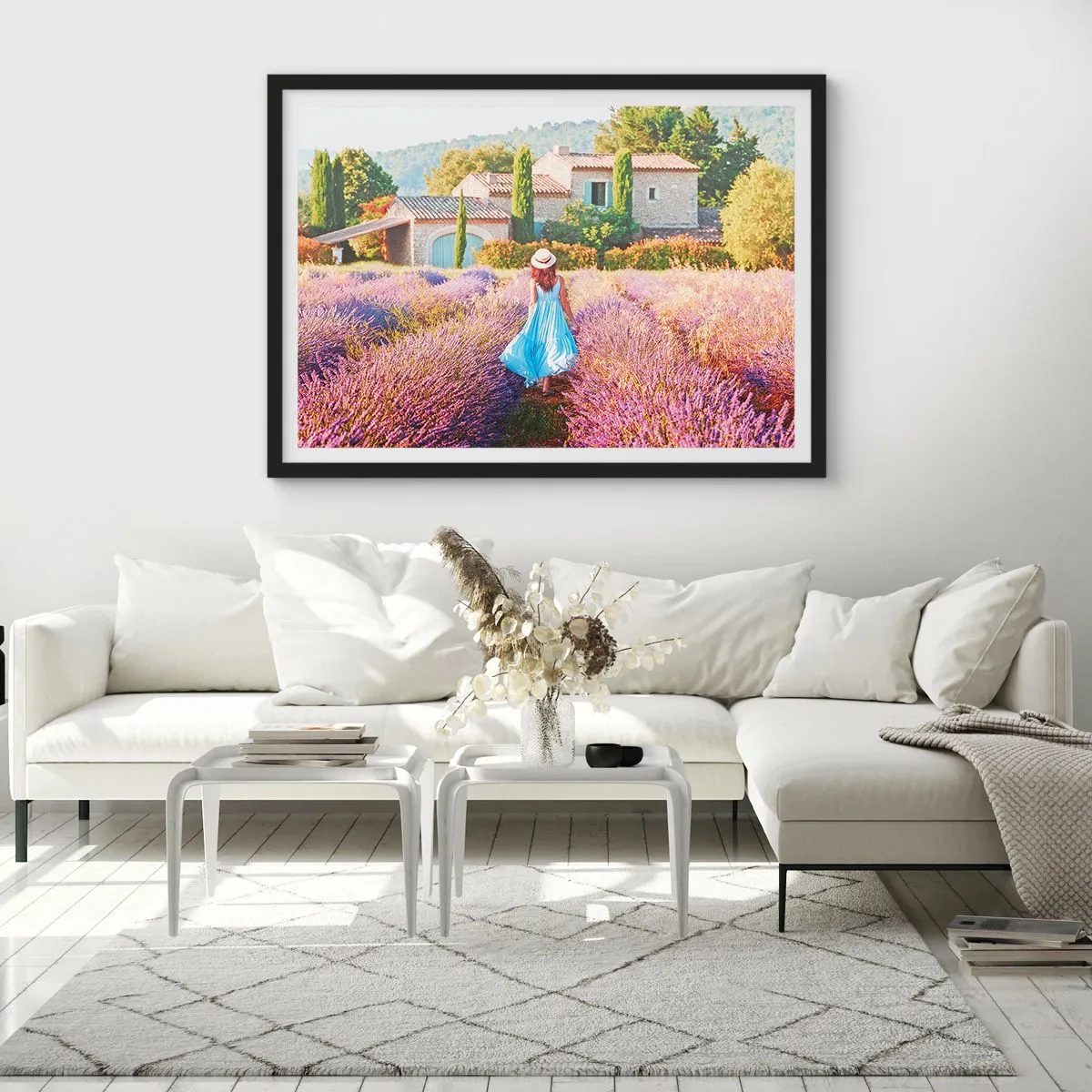 Plakat w czarnej ramie - Kobieta w błękitnej sukni spacerująca po polu lawendy z widokiem na dom - 70x50cm - Lawendowa dziewczyna - Nowoczesna dekoracja ścienna do salonu i sypialni ARTTOR