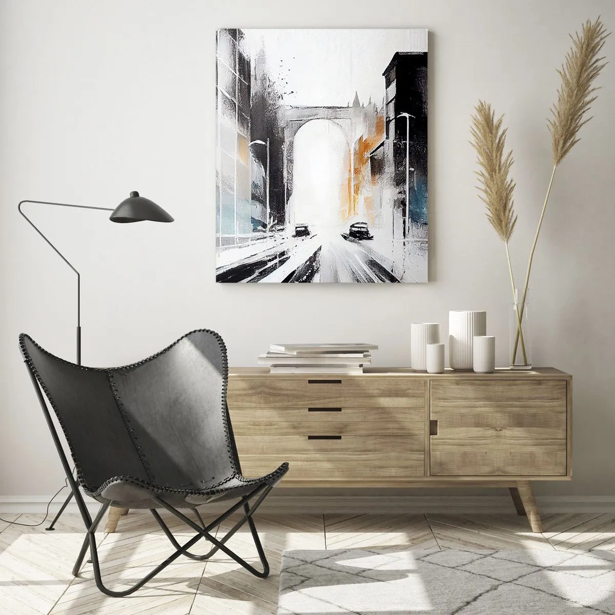 Obraz na szkle - Dynamiczna miejska ulica z samochodami i łukiem w tle w malarskim stylu - 50x70cm - Studium miasta: architektura i ruch - Nowoczesna dekoracja ścienna do salonu, kuchni i sypialni ARTTOR
