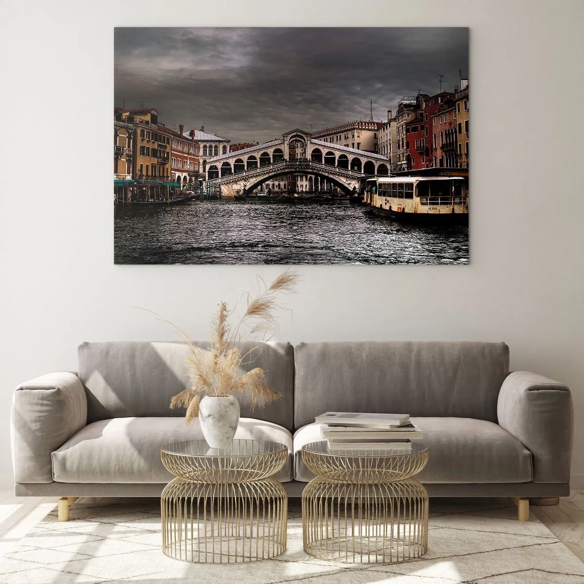Obraz na szkle - Most Rialto na tle pochmurnego nieba - 120x80cm - Obietnica weneckiego wieczoru - Nowoczesna dekoracja ścienna do salonu, kuchni i sypialni ARTTOR