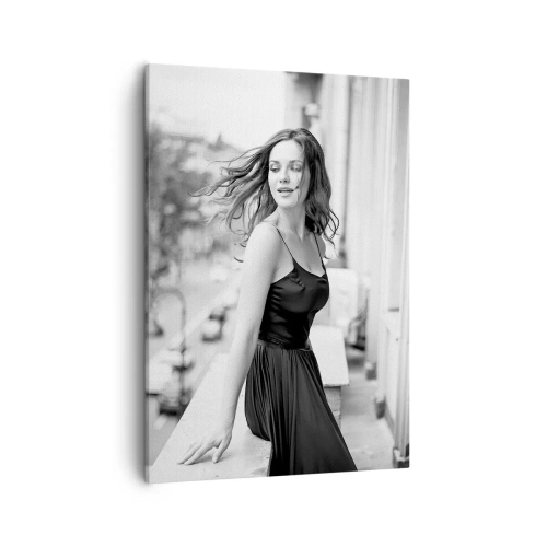 Obraz na płótnie - Kobieta w czarnej sukience na balkonie w czarno-białej tonacji - 50x70cm - Z pewnością paryżanka - Nowoczesna dekoracja ścienna do salonu, kuchni i sypialni ARTTOR