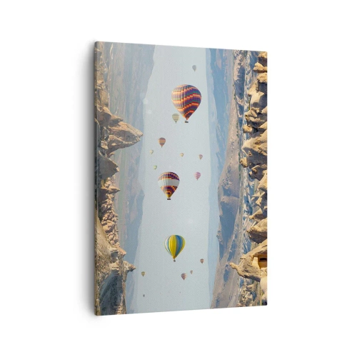 Obraz na płótnie - Kolorowe balony unoszące się nad skalistym krajobrazem Kapadocji - 50x70cm - Tu wszystko jest możliwe - Nowoczesna dekoracja ścienna do salonu, kuchni i sypialni ARTTOR