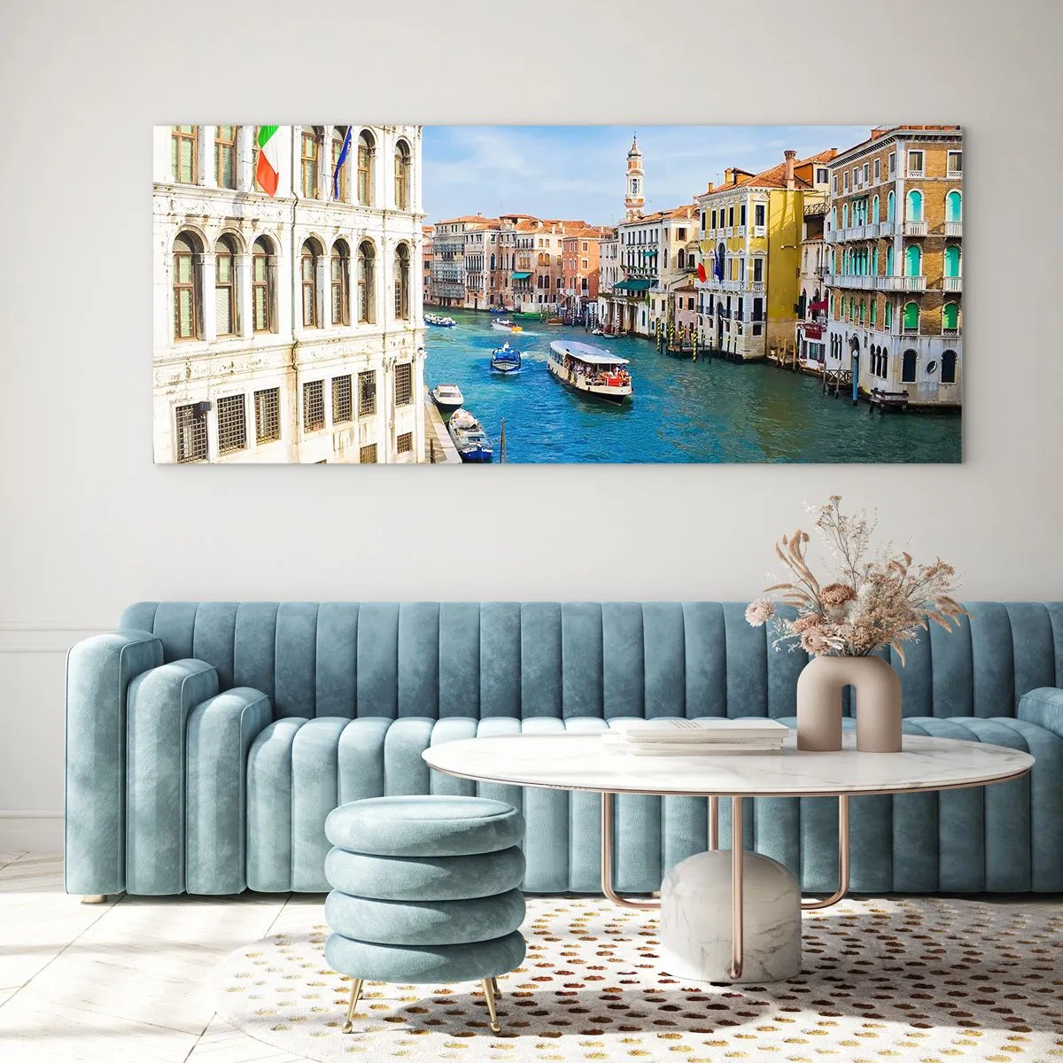 Obraz na szkle - Kanał wenecki z gondolą i kolorowymi budynkami - 140x50cm - Ruch uliczny jedyny na świecie - Nowoczesna dekoracja ścienna do salonu i sypialni ARTTOR