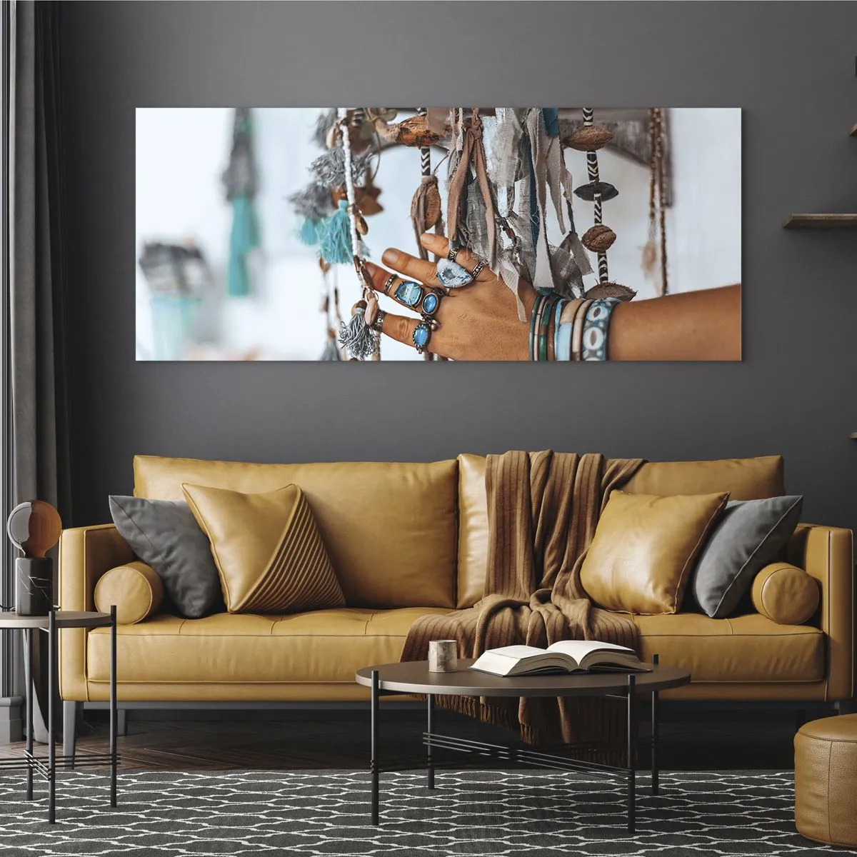 Obraz na szkle - Ręka ozdobiona biżuterią w stylu boho z dekoracjami w tle - 120x50cm - Lokalne skarby - Nowoczesna dekoracja ścienna do salonu i sypialni ARTTOR