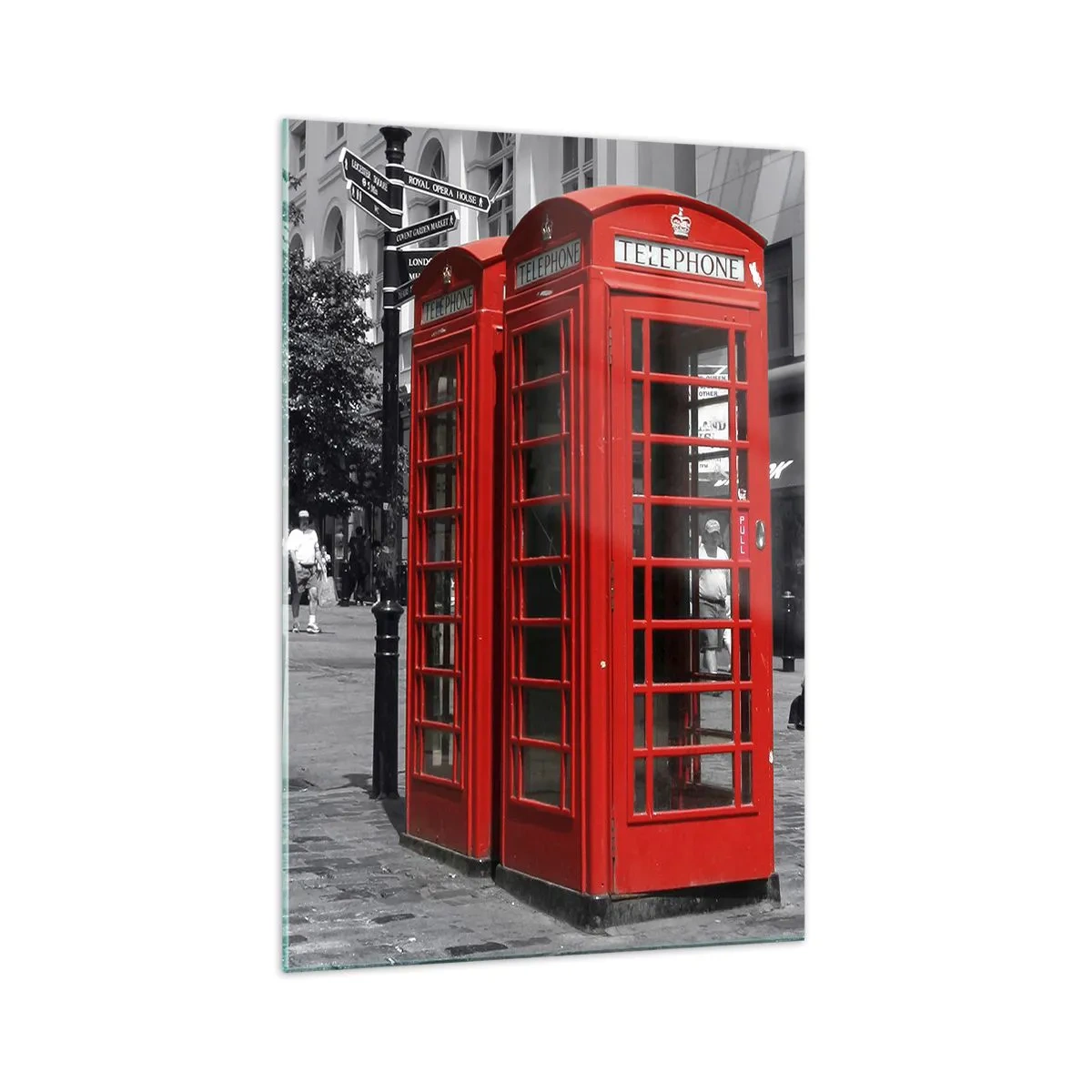 Obraz na szkle - Czerwone budki telefoniczne na tle czarno-białej miejskiej scenerii. - 70x100cm - Czerwone budki telefoniczne - Nowoczesna dekoracja ścienna do salonu i sypialni ARTTOR