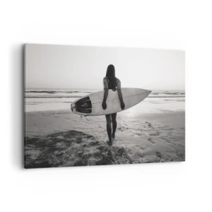 Obraz na płótnie - Kobieta z deską surfingową na plaży w czerni i bieli - 120x80cm - Córka morskiej fali - Nowoczesna dekoracja ścienna do salonu, kuchni i sypialni ARTTOR