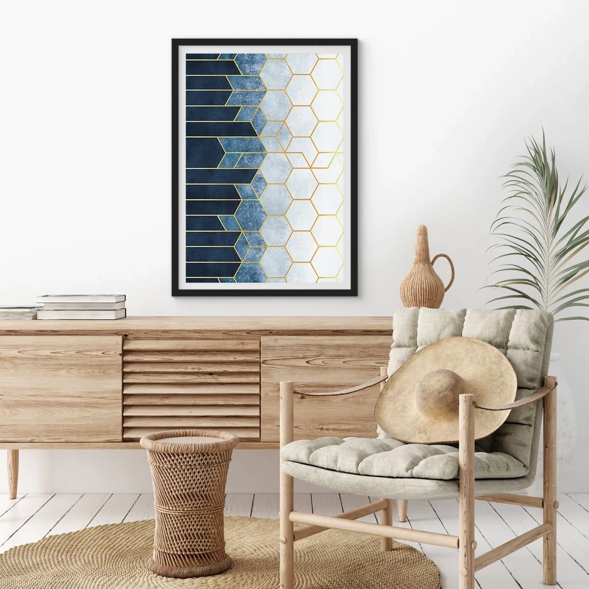 Plakat w czarnej ramie - Geometryczna kompozycja w odcieniach granatu i złota z heksagonami - 50x70cm - Kompozycja w synkopowym rytmie - Nowoczesna dekoracja ścienna do salonu i sypialni ARTTOR