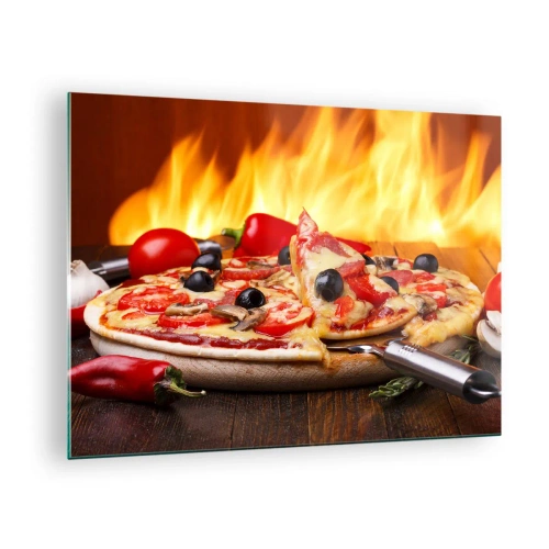 Obraz na szkle - Pizza z oliwkami na tle płomieni ognia - 70x50cm - From Italy with love - Nowoczesna dekoracja ścienna do salonu i sypialni ARTTOR