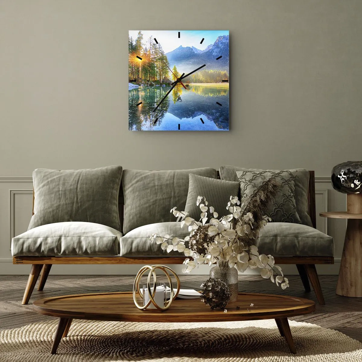 Zegar ścienny - Jezioro otoczone górami i lasem w promieniach słońca - 30x30cm - Majestat i słodycz - Nowoczesna dekoracja ścienna do salonu i sypialni ARTTOR