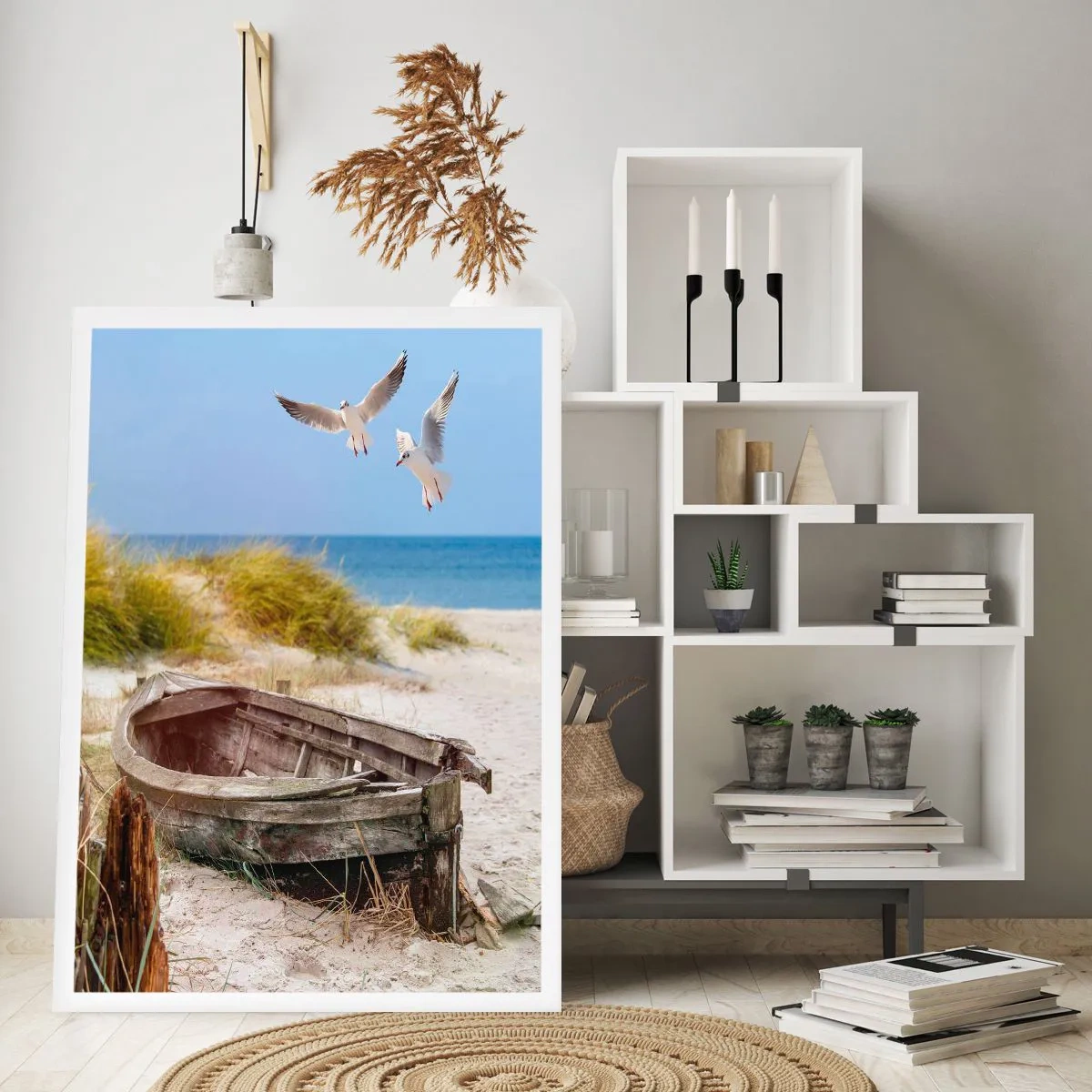 Plakat - Stara łódź na plaży z mewami w tle - 50x70cm - Skąpane wiatrem - Nowoczesna dekoracja ścienna do salonu, kuchni i sypialni ARTTOR
