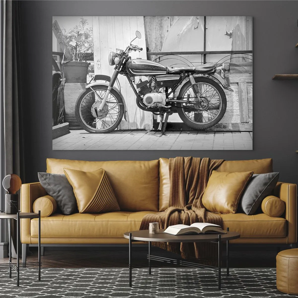 Obraz na szkle - Motocykl w stylu retro stojący na tle drewnianych ścian - 100x70cm - Klasyka ponad wszystko - Nowoczesna dekoracja ścienna do salonu, kuchni i sypialni ARTTOR