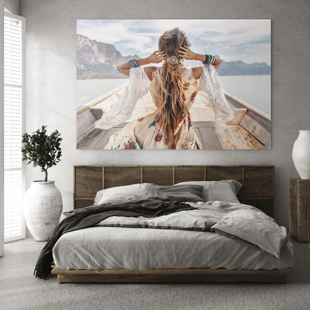 Obraz na szkle - Kobieta na łodzi patrząca w stronę gór i jeziora - 70x50cm - W drodze ku szczęściu - Nowoczesna dekoracja ścienna do salonu i sypialni ARTTOR