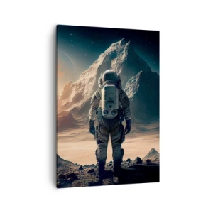 Obraz na płótnie - Astronauta stojący na powierzchni obcej planety z monumentalną górą w tle - 50x70cm - Nowe wyzwanie - Nowoczesna dekoracja ścienna do salonu, kuchni i sypialni ARTTOR
