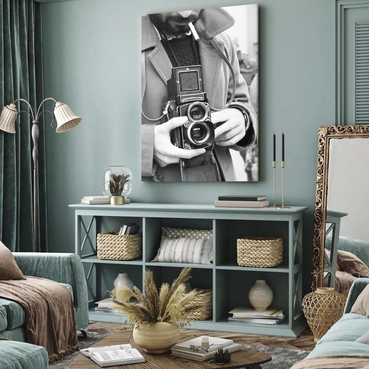 Obraz na płótnie - Czarno-białe zdjęcie mężczyzny z aparatem retro - 80x120cm - W stylu retro - Nowoczesna dekoracja ścienna do salonu i sypialni ARTTOR