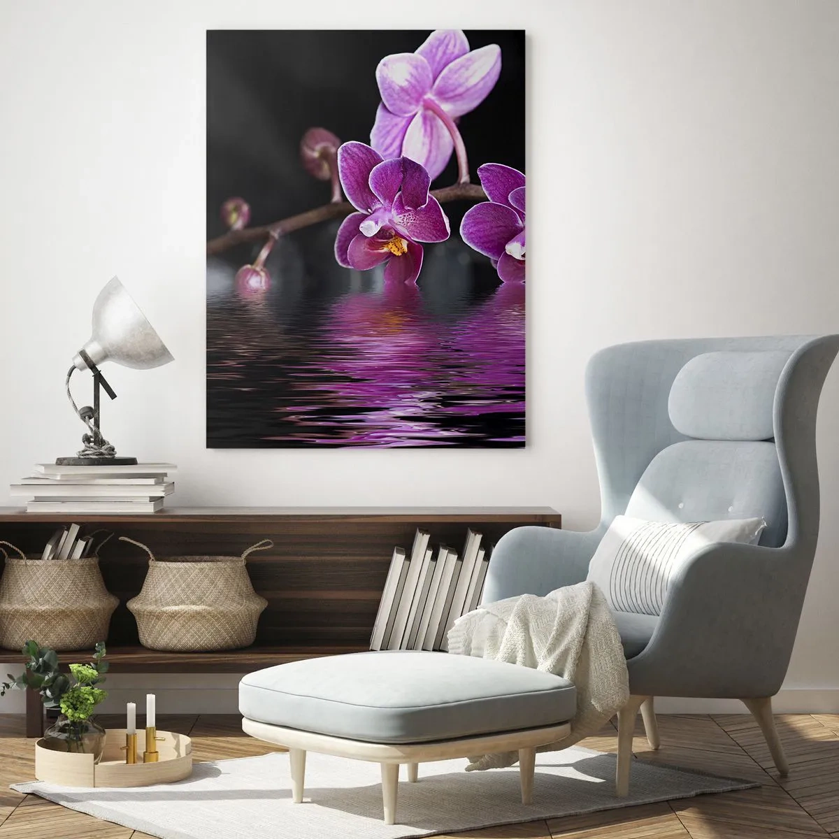 Obraz na szkle - Fioletowe orchidee odbijające się w wodzie - 50x70cm - Liliowe odbicie piękna - Nowoczesna dekoracja ścienna do salonu, kuchni i sypialni ARTTOR