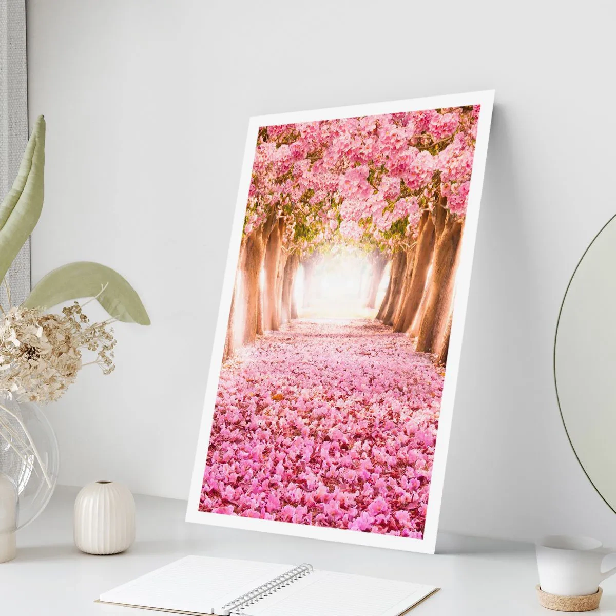 Plakat - Aleja drzew wiśniowych z różowym kwiatowym dywanem - 50x70cm - Droga do raju - Nowoczesna dekoracja ścienna do salonu, kuchni i sypialni ARTTOR