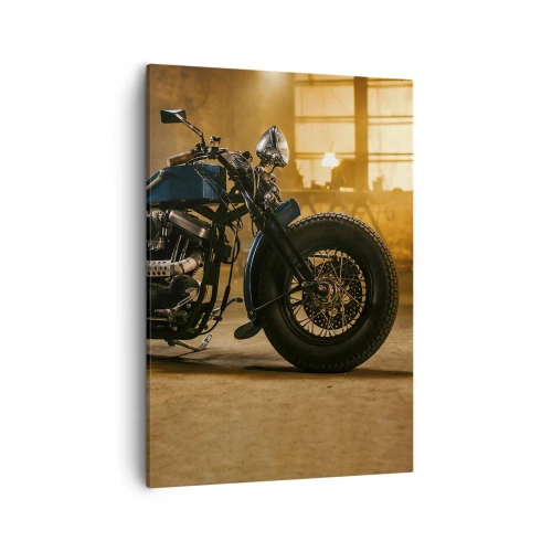 Obraz na płótnie - Klimatyczny motocykl vintage w warsztacie o ciepłym świetle - 50x70cm - Mogę wszystko - Nowoczesna dekoracja ścienna do salonu, kuchni i sypialni ARTTOR