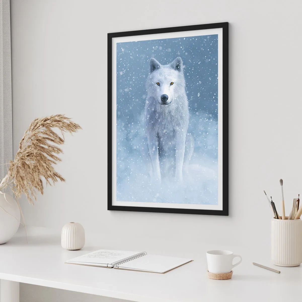 Plakat w czarnej ramie - Biały wilk w zimowym krajobrazie, otoczony śniegiem - 50x70cm - W zimowym duchu - Nowoczesna dekoracja ścienna do salonu i sypialni ARTTOR
