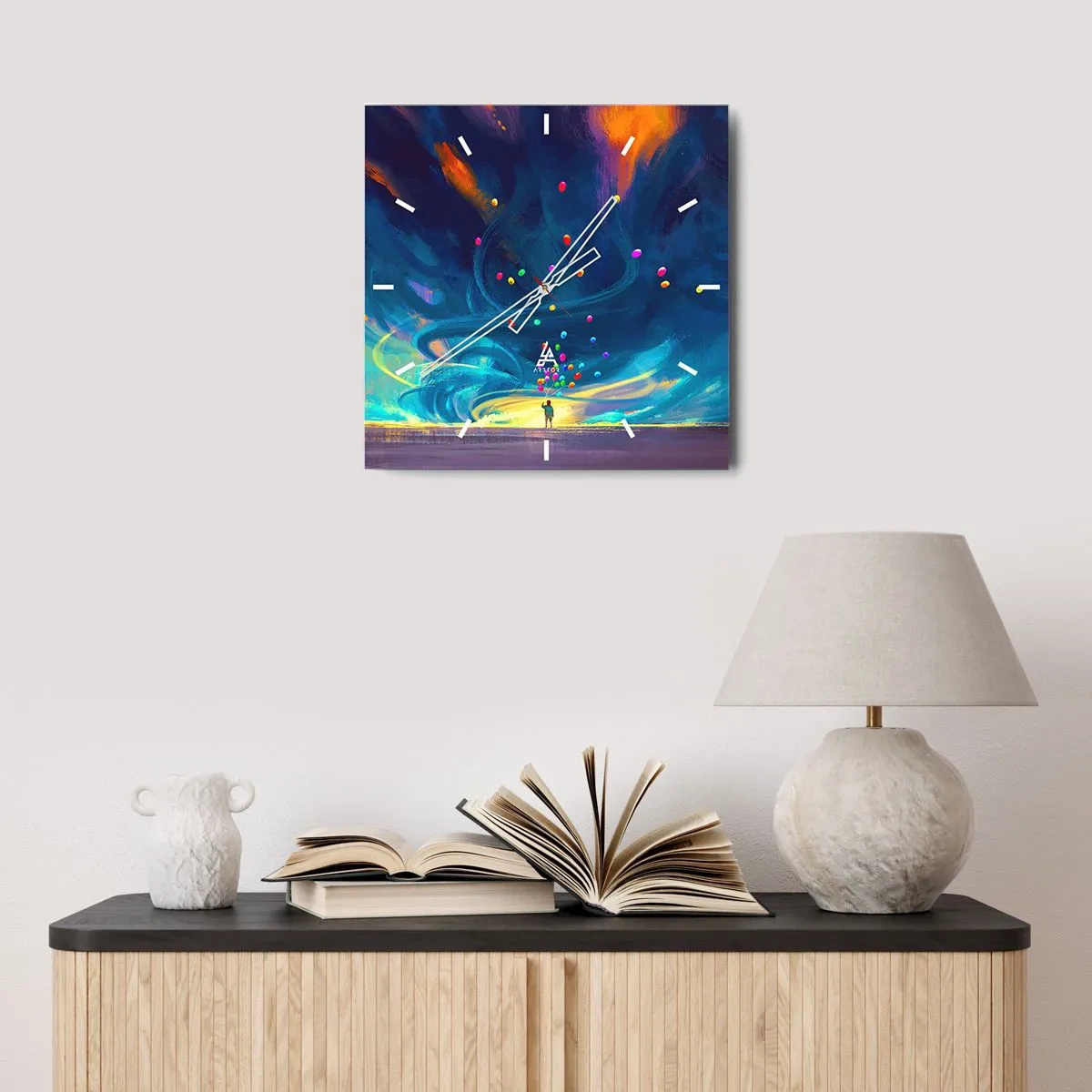 Zegar ścienny - Postać z balonami na tle wirujących, kolorowych chmur - 30x30cm - Na niebieski wiatr - Nowoczesna dekoracja ścienna do salonu i sypialni ARTTOR