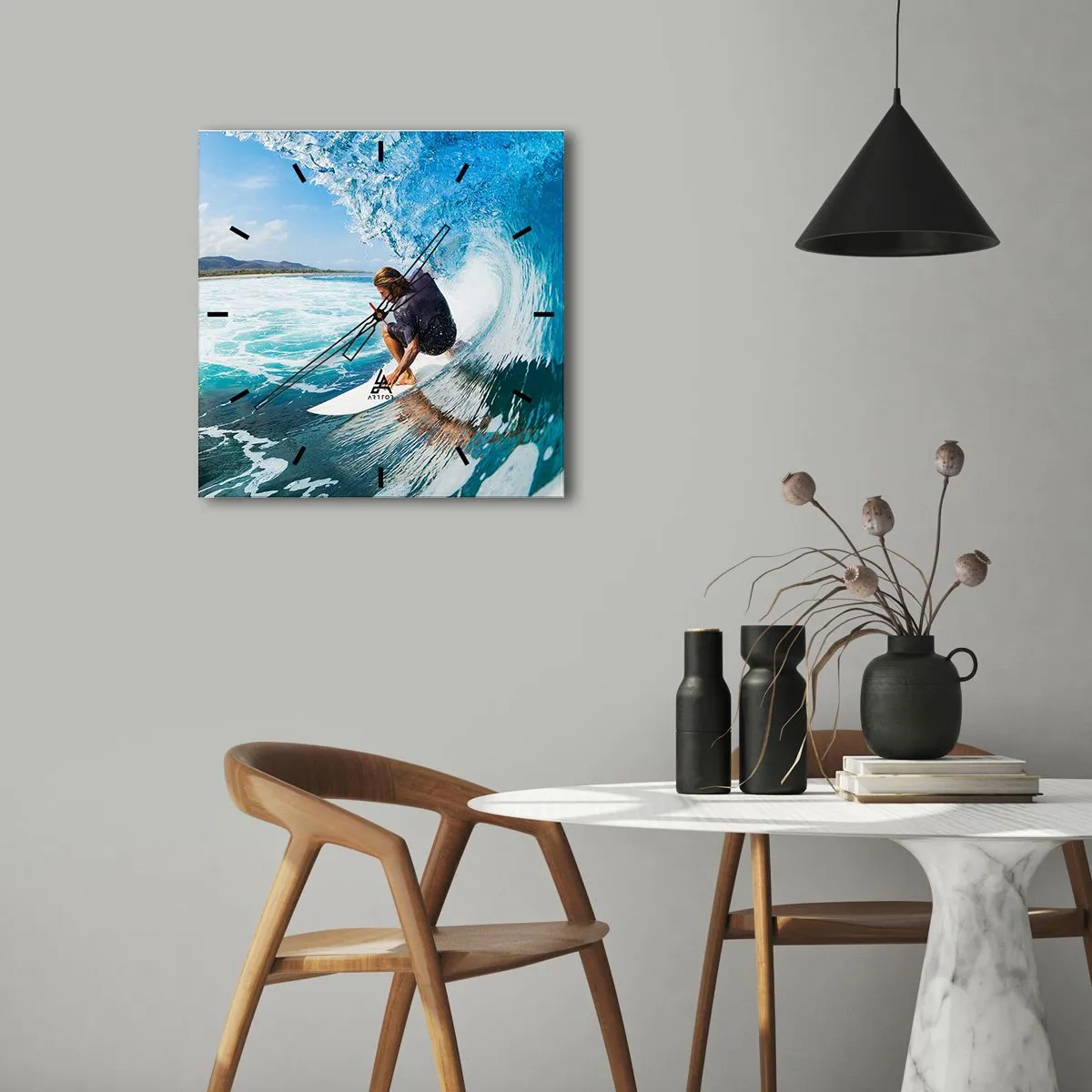 Zegar ścienny - Surfer w dynamicznej pozie na fali w turkusowej wodzie - 30x30cm - Tańczący z falami - Nowoczesna dekoracja ścienna do salonu i sypialni ARTTOR