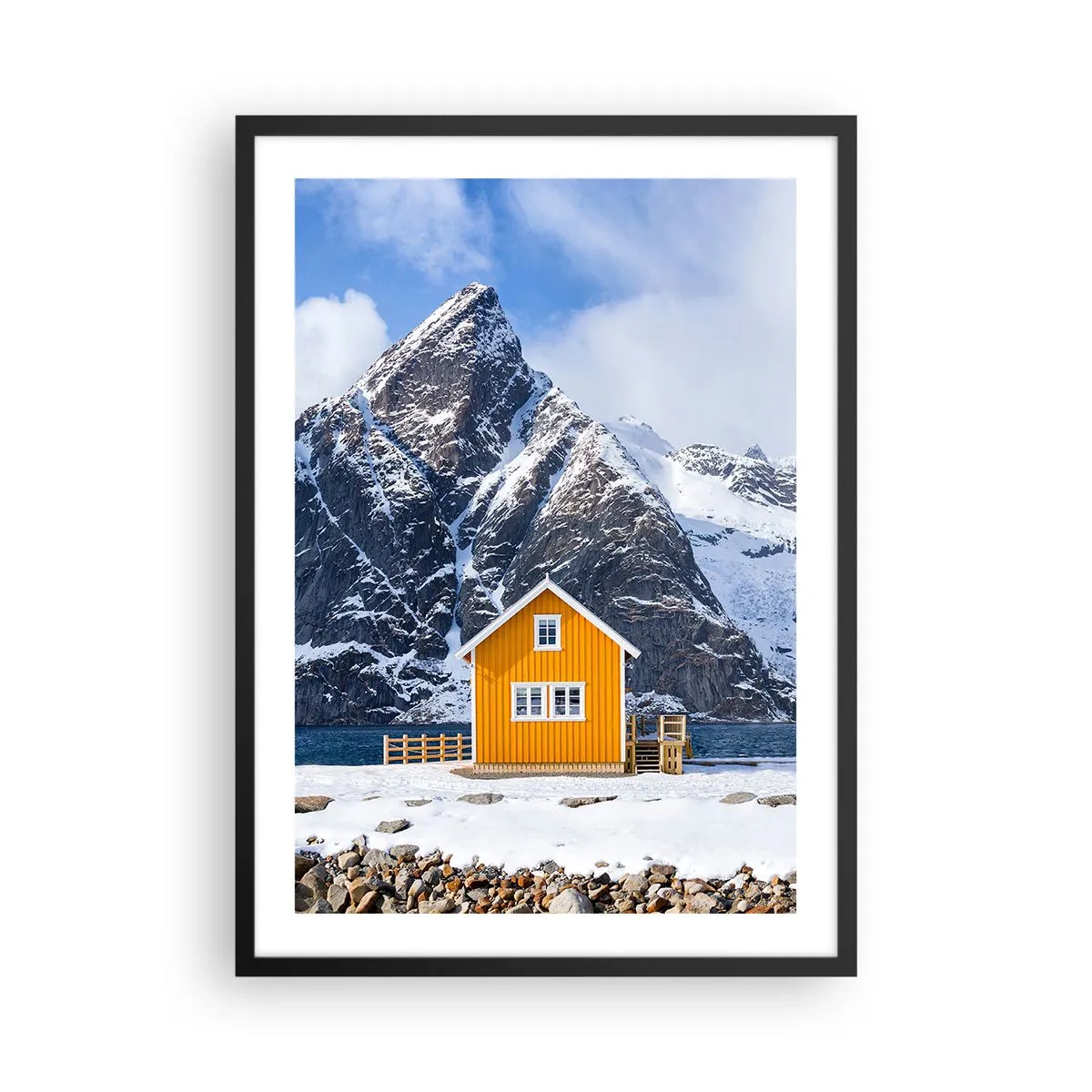 Plakat w czarnej ramie - Żółty domek na tle ośnieżonych gór - 50x70cm - Skandynawskie wakacje - Nowoczesna dekoracja ścienna do salonu i sypialni ARTTOR