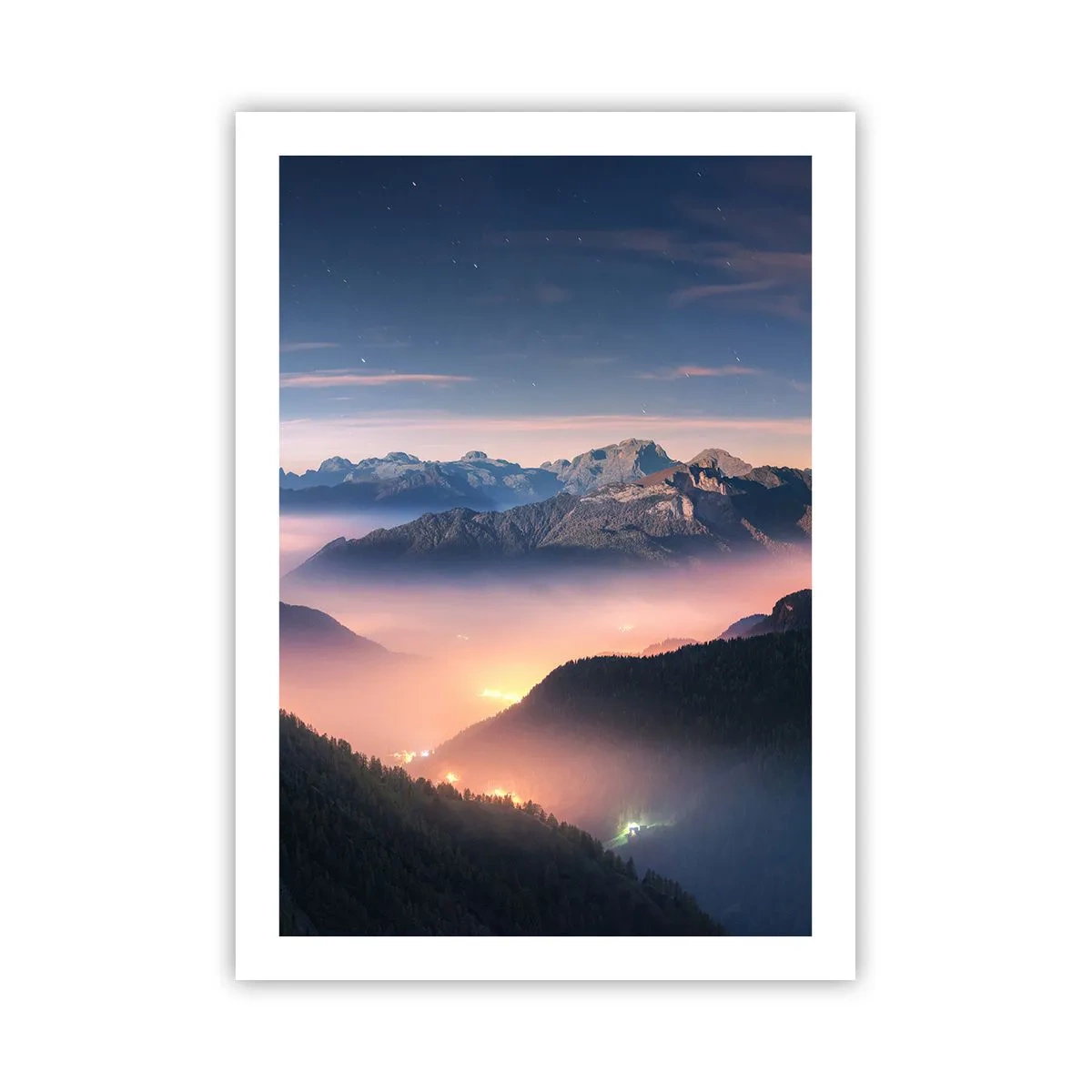 Plakat - Magiczny widok górskich dolin oświetlonych nocnym światłem - 50x70cm - Światło w dolinach - Nowoczesna dekoracja ścienna do salonu, kuchni i sypialni ARTTOR