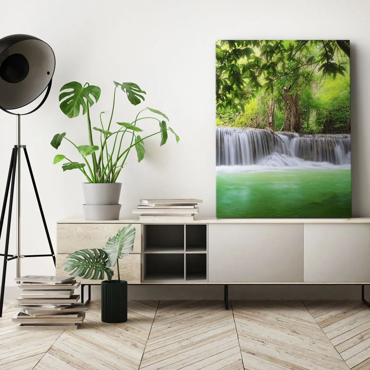 Obraz na płótnie - Wodospad z bujną roślinnością i zielonym stawem - 50x70cm - Kaskada w zieleni - Nowoczesna dekoracja ścienna do salonu, kuchni i sypialni ARTTOR