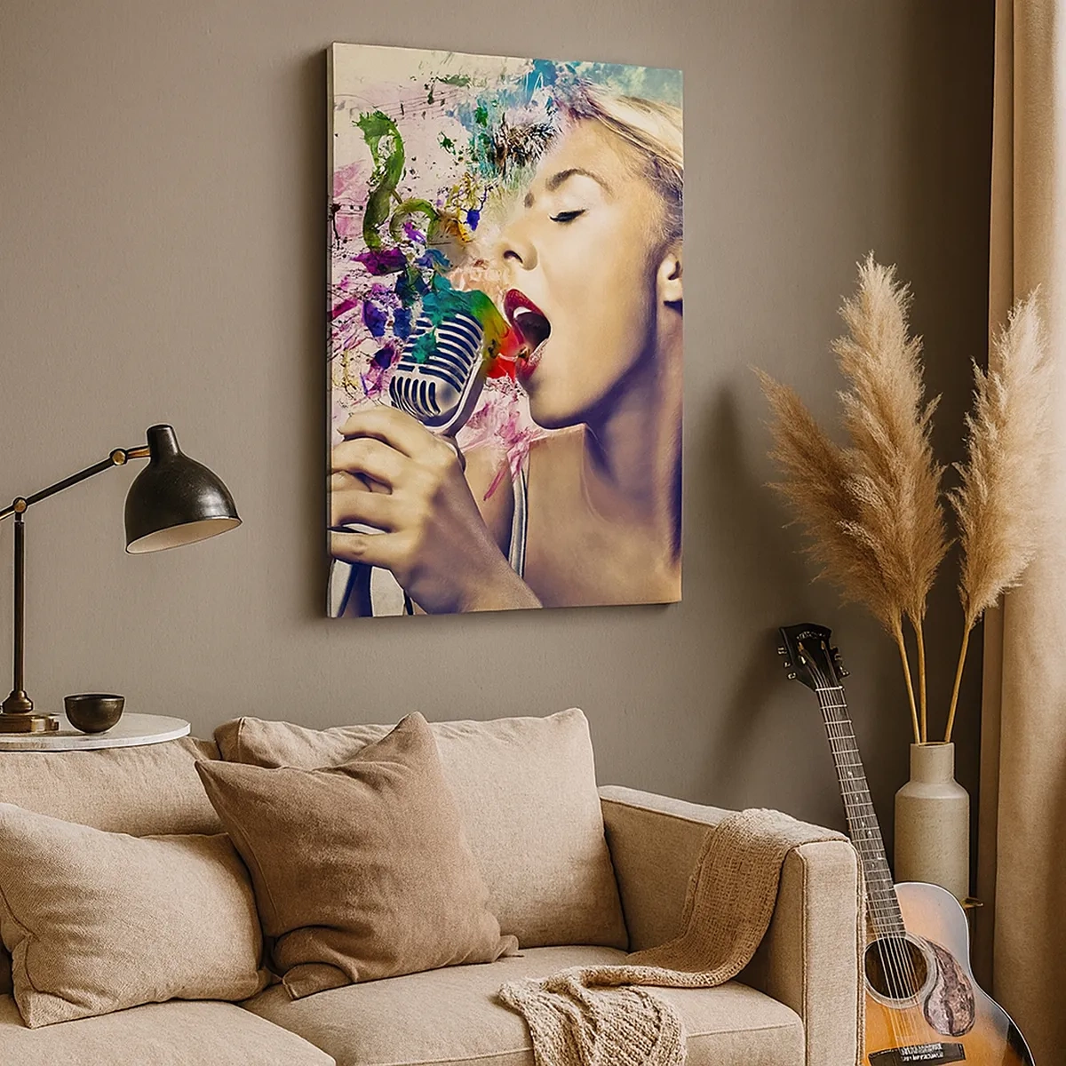 Obraz na płótnie - Ekspresyjna kobieta śpiewająca do mikrofonu - 50x70cm - Pomalować głosem świat - Nowoczesna dekoracja ścienna do salonu, kuchni i sypialni ARTTOR