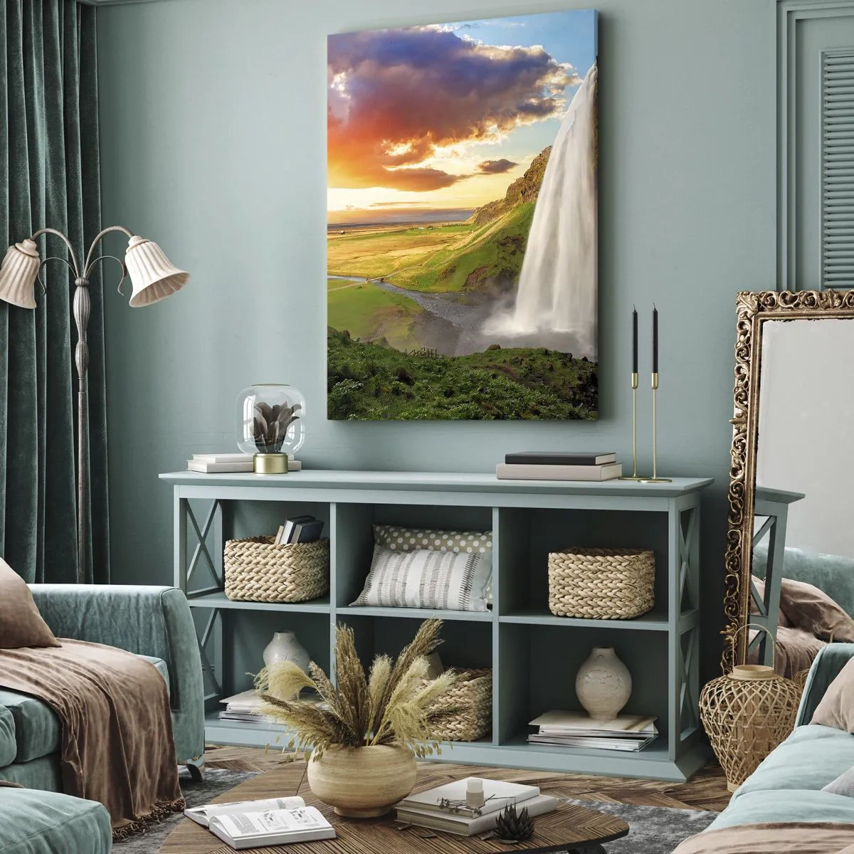 Obraz na płótnie - Wodospad na tle malowniczego krajobrazu Islandii o zachodzie słońca - 50x70cm - Pełnia islandzkiego lata - Nowoczesna dekoracja ścienna do salonu, kuchni i sypialni ARTTOR