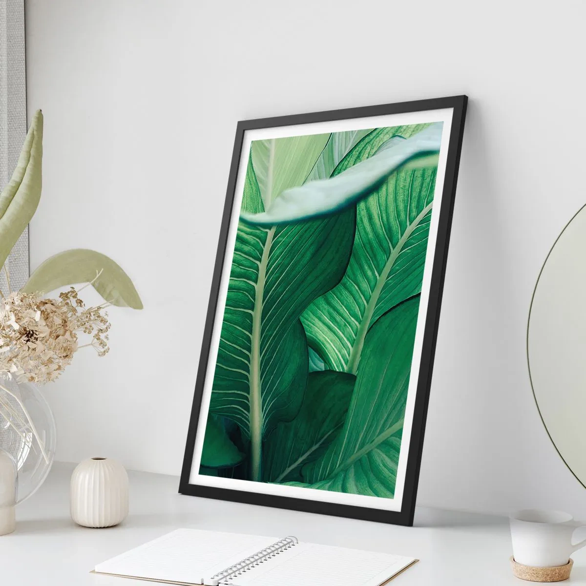 Plakat w czarnej ramie - Zielone liście rośliny w zbliżeniu - 50x70cm - Życie intensywnie zielone - Nowoczesna dekoracja ścienna do salonu i sypialni ARTTOR