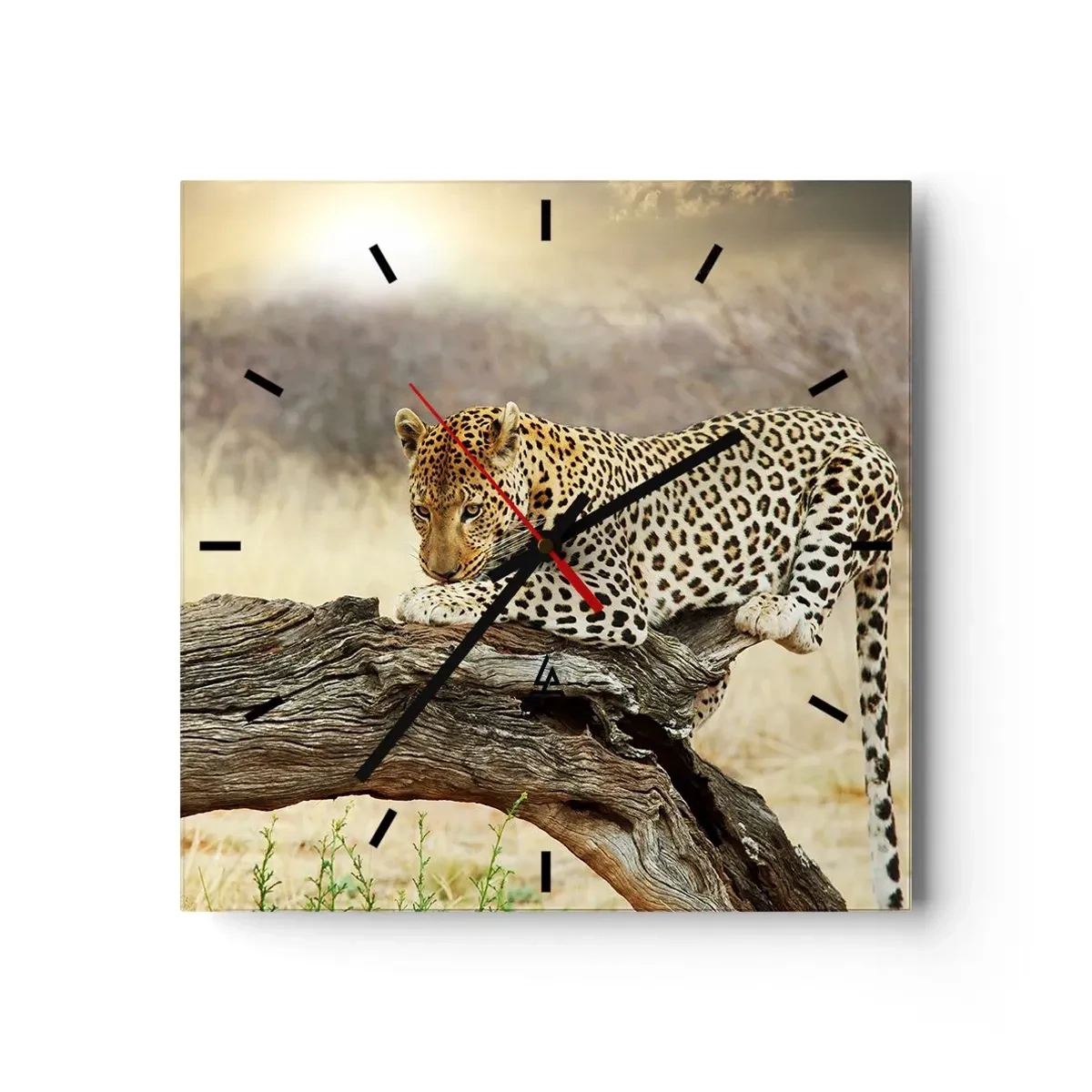 Zegar ścienny - Leopard odpoczywający na pniu wśród sawanny - 30x30cm - Chadzam własnymi drogami - Nowoczesna dekoracja ścienna do salonu i sypialni ARTTOR