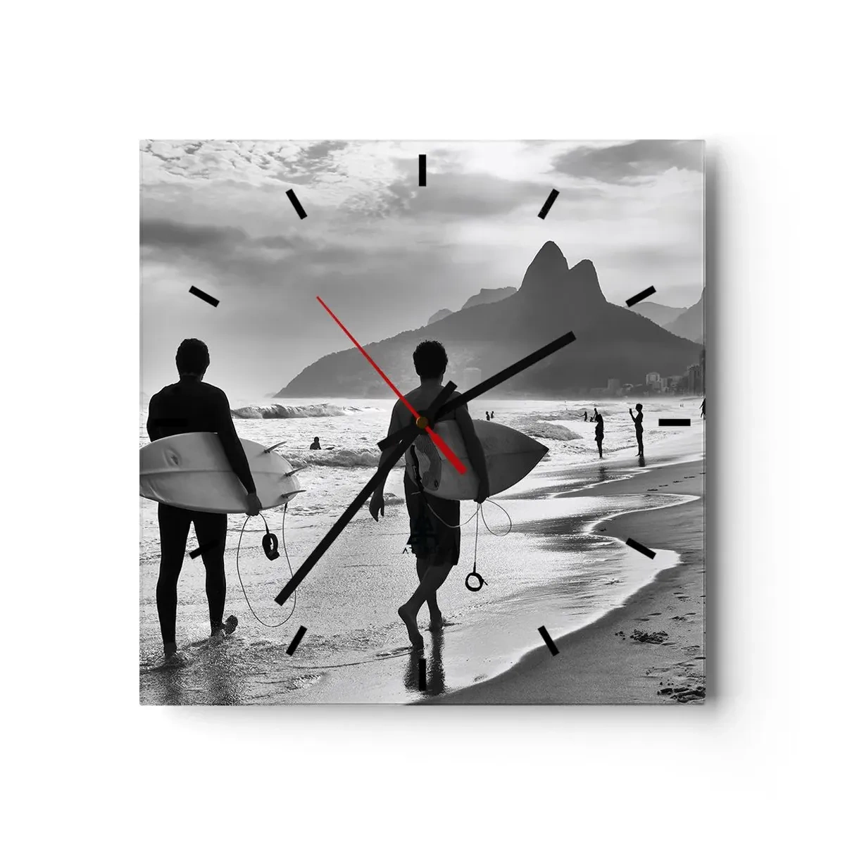 Zegar ścienny - Dwóch surferów idących po plaży z deskami w czarno-białej tonacji - 30x30cm - Samba na jedną falę - Nowoczesna dekoracja ścienna do salonu i sypialni ARTTOR