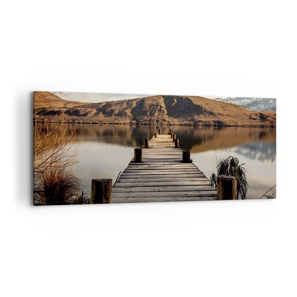 Obraz na płótnie - Drewniany pomost nad jeziorem otoczony malowniczymi wzgórzami - 120x50cm - Pejzaż w ciszy - Nowoczesna dekoracja ścienna do salonu i sypialni ARTTOR