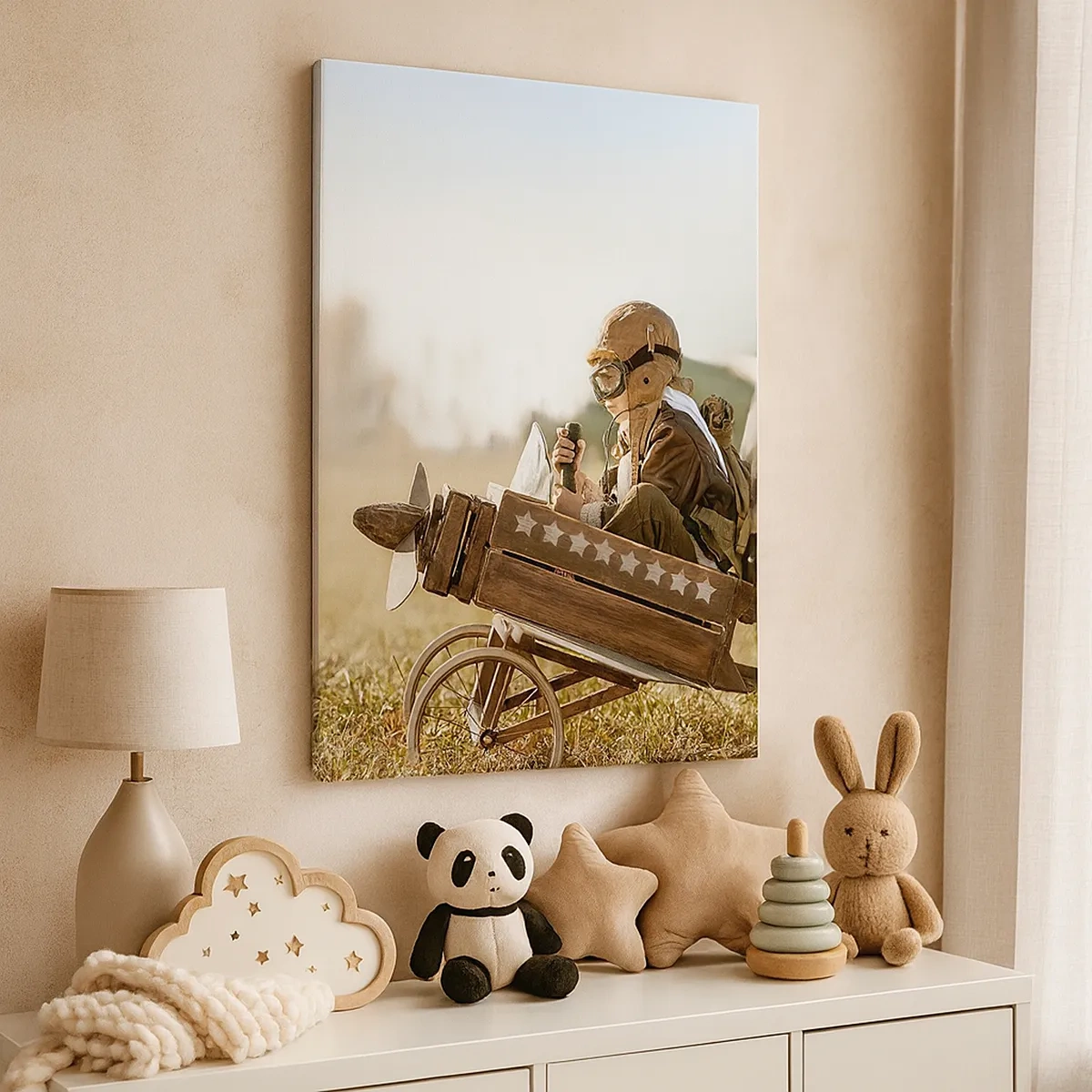 Obraz na płótnie - Dziecko w stroju pilota siedzące w drewnianym samolocie na polanie - 50x70cm - Start ku marzeniu - Nowoczesna dekoracja ścienna do salonu, kuchni i sypialni ARTTOR