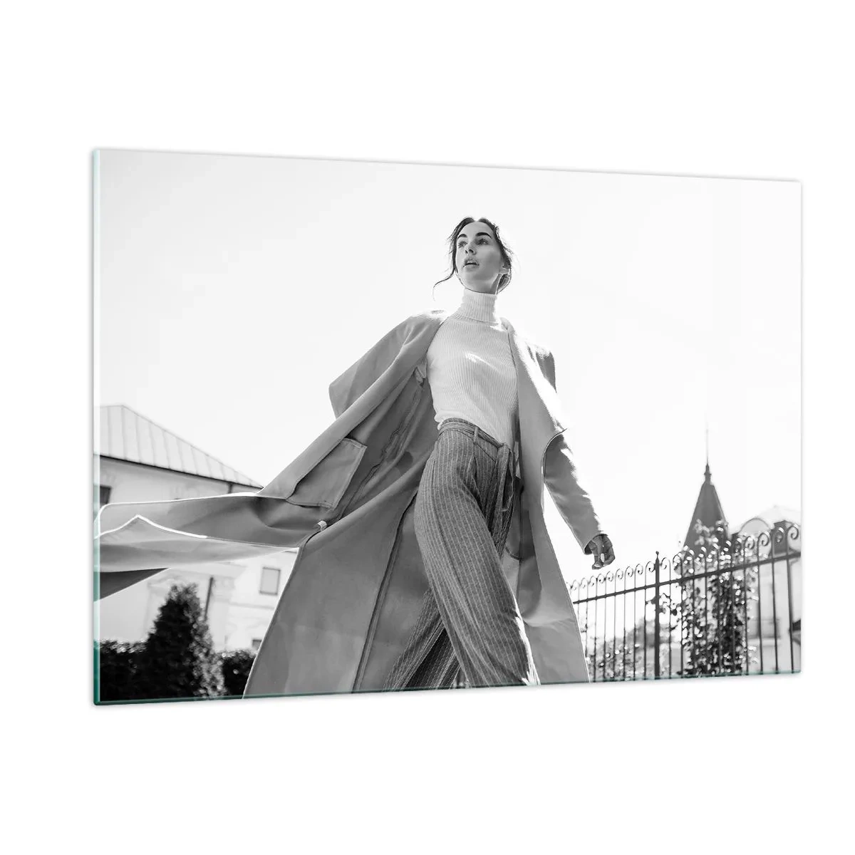 Obraz na szkle - Stylowa kobieta w ruchu na tle miejskiej architektury - 120x80cm - Idziesz ze mną? - Nowoczesna dekoracja ścienna do salonu, kuchni i sypialni ARTTOR