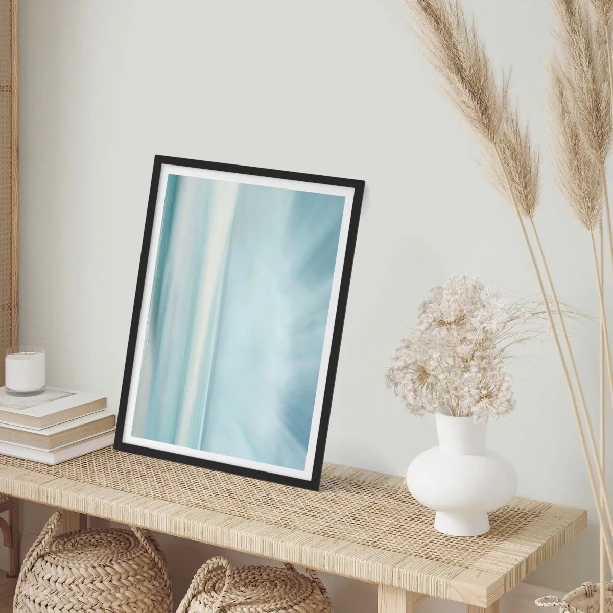 Plakat w czarnej ramie - Subtelna abstrakcja w odcieniach błękitu i bieli - 50x70cm - Spokój aż po horyzont - Nowoczesna dekoracja ścienna do salonu i sypialni ARTTOR