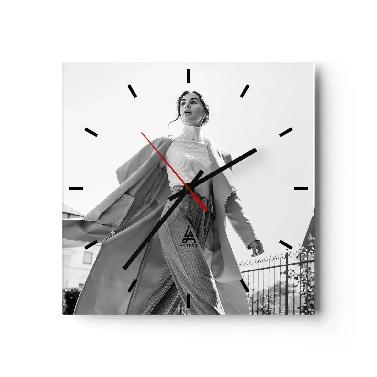 Zegar ścienny - Stylowa kobieta w płaszczu na tle architektury w czerni i bieli - 30x30cm - Idziesz ze mną? - Nowoczesna dekoracja ścienna do salonu i sypialni ARTTOR