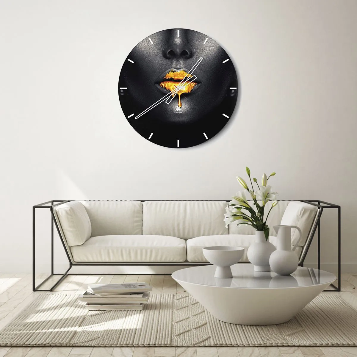 Zegar ścienny - Złote usta na czarnym tle w artystycznym stylu - 30x30cm - Złotousta - Nowoczesna dekoracja ścienna do salonu, kuchni i sypialni ARTTOR