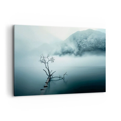 Obraz na płótnie - Samotne drzewo w wodzie otoczone mgłą i górami - 120x80cm - Z wody i mgły - Nowoczesna dekoracja ścienna do salonu, kuchni i sypialni ARTTOR