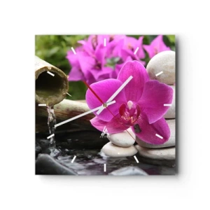 Zegar ścienny - Fioletowa orchidea, kamienie i bambus z wodą w relaksacyjnym otoczeniu - 30x30cm - Już odpoczywasz - Nowoczesna dekoracja ścienna do salonu i sypialni ARTTOR