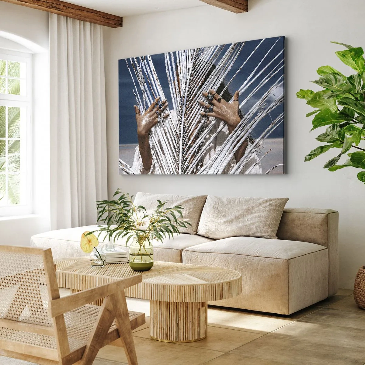 Obraz na płótnie - Kobieta ukryta za palmowymi liśćmi z pierścieniami na dłoniach - 70x50cm - Dziewczyna szamana? - Nowoczesna dekoracja ścienna do salonu i sypialni ARTTOR