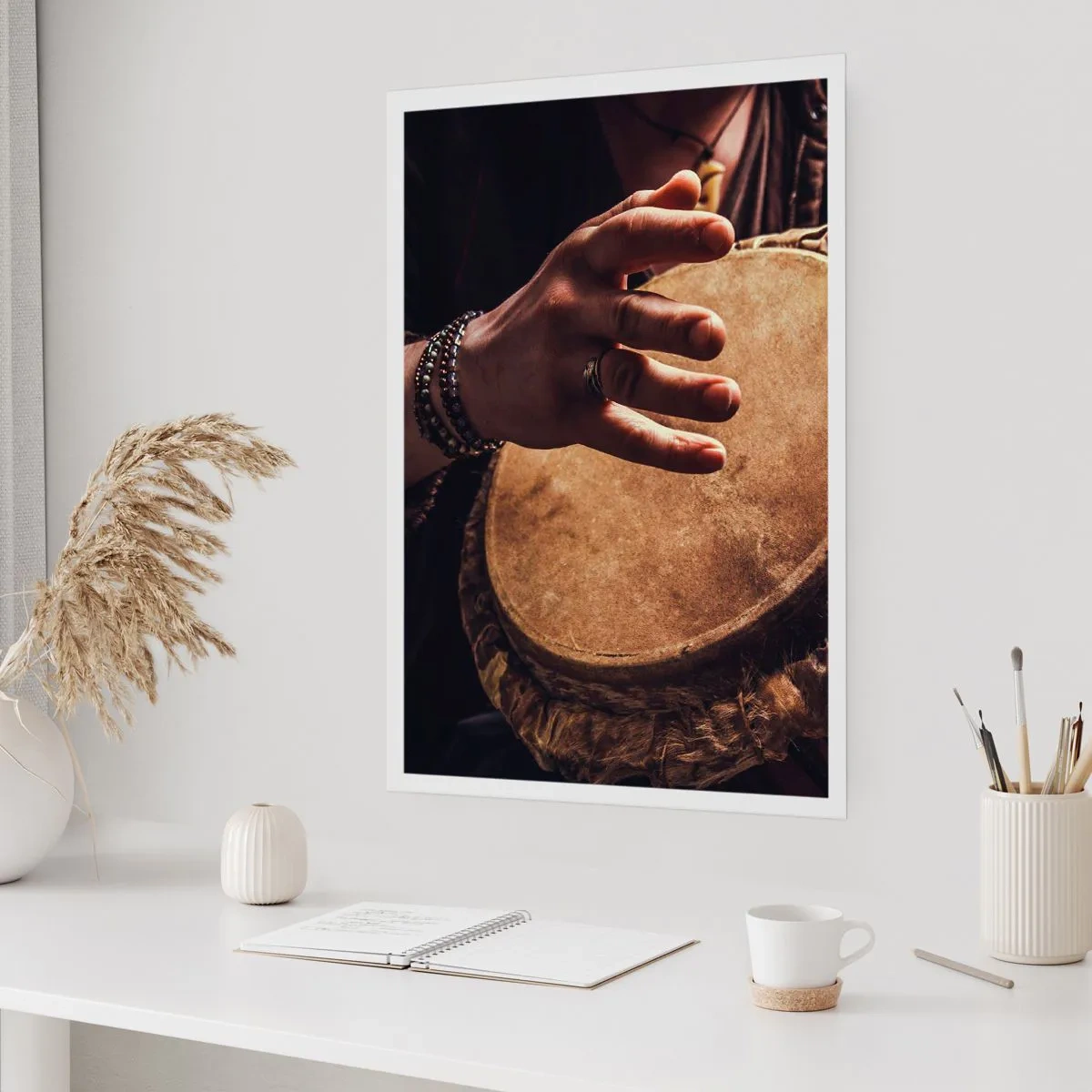 Plakat - Ręka grająca na bębnie w ciepłym świetle - 50x70cm - W rytmie serca - Nowoczesna dekoracja ścienna do salonu, kuchni i sypialni ARTTOR