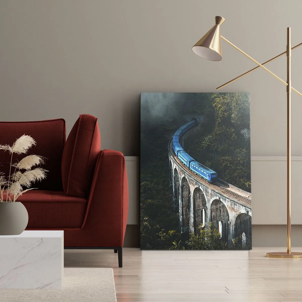 Obraz na płótnie - Niebieski pociąg przejeżdżający po łukowym moście w tropikalnym krajobrazie - 50x70cm - Pociąg do natury - Nowoczesna dekoracja ścienna do salonu, kuchni i sypialni ARTTOR