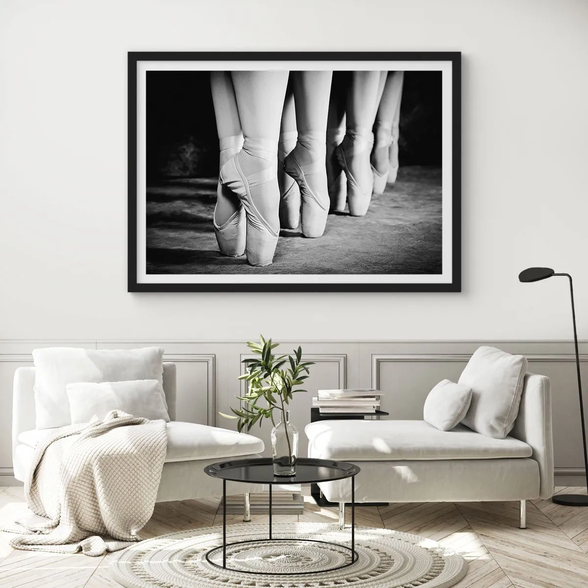 Plakat w czarnej ramie - Baletki tancerzy w czarno-białym ujęciu - 70x50cm - Razem, lekko - Nowoczesna dekoracja ścienna do salonu i sypialni ARTTOR