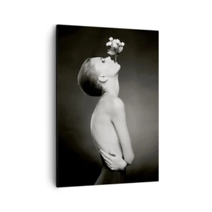 Obraz na płótnie - Czarno-biały portret kobiety z kwiatem unoszonym przez usta - 50x70cm - Ekscentryczna elegancja - Nowoczesna dekoracja ścienna do salonu, kuchni i sypialni ARTTOR