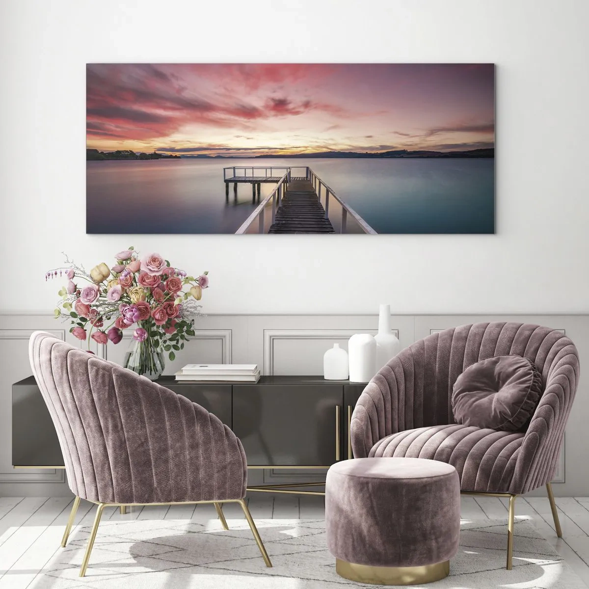 Obraz na szkle - Pomost prowadzący na spokojne jezioro o zachodzie słońca - 120x50cm - Łagodny płomień wieczoru - Nowoczesna dekoracja ścienna do salonu i sypialni ARTTOR