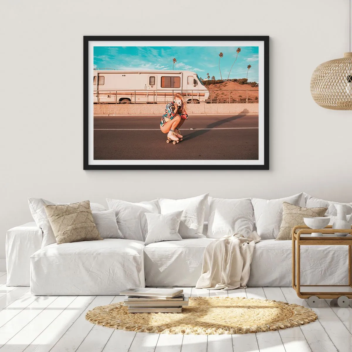 Plakat w czarnej ramie - Dziewczyna na wrotkach robiąca zdjęcie w słoneczny dzień - 70x50cm - Uśmiech, proszę! - Nowoczesna dekoracja ścienna do salonu i sypialni ARTTOR