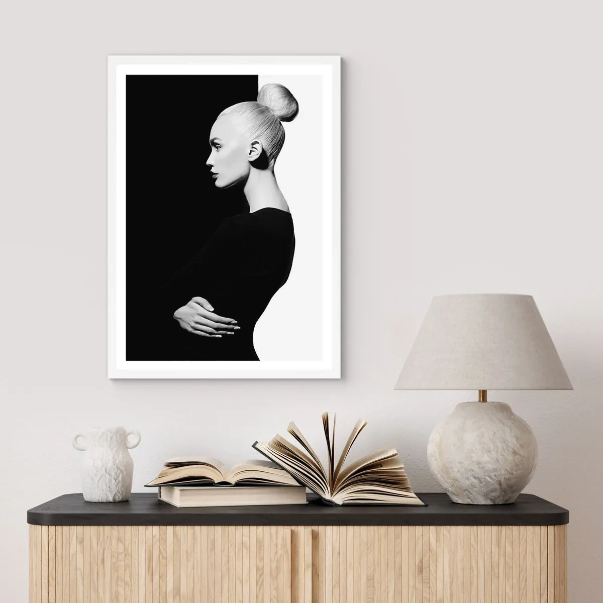 Plakat w białej ramie - Po prostu kobieta - 70x100 cm