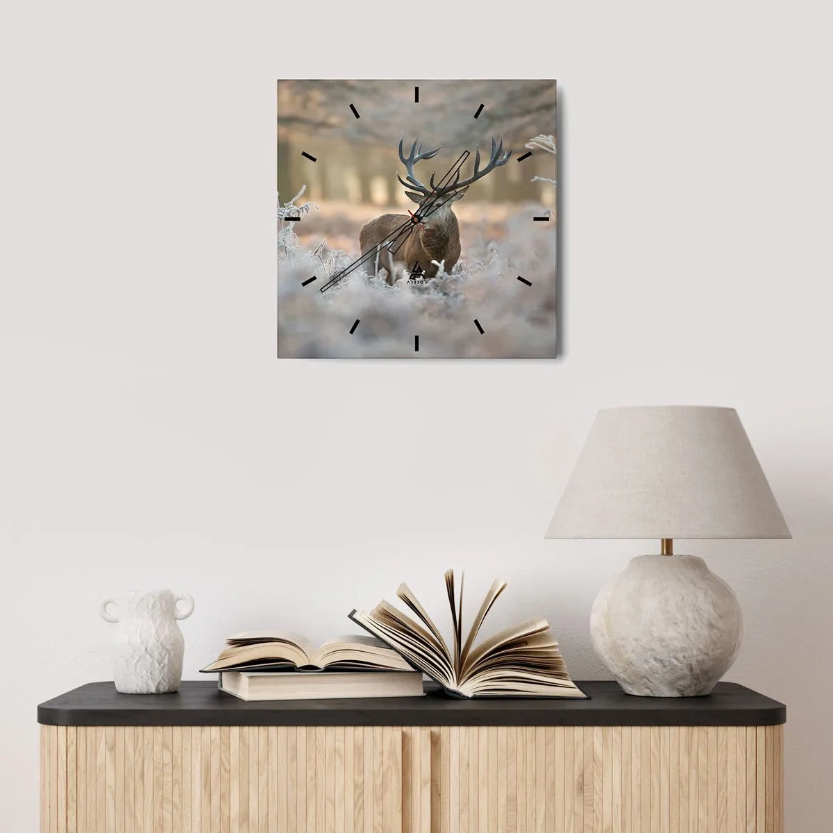 Zegar ścienny - Jeleń na mroźnej polanie w zimowym lesie o subtelnych barwach - 30x30cm - Rześki poranek - Nowoczesna dekoracja ścienna do salonu i sypialni ARTTOR